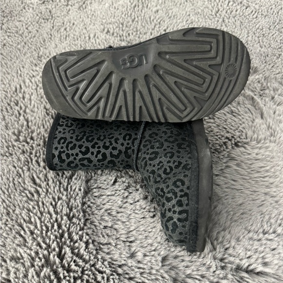 UGG Boots - Picture 4 of 7